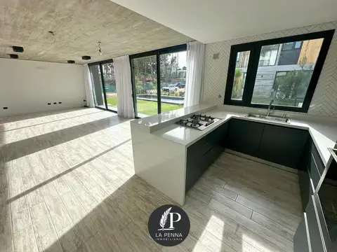 Casa 5 ambientes con 3 baños