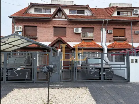 Venta de Triplex Villa Adelina con cochera y jardín.