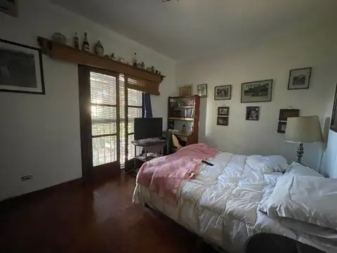 AMPLIA CASA SOBRE TRES LOTES DE 10X32 CADA UNO.