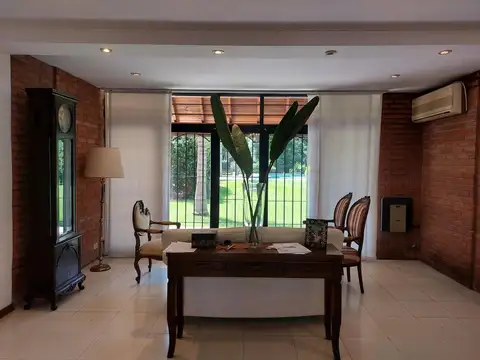 Villa Udaondo - Destacado chalet - LOTE  2751m2