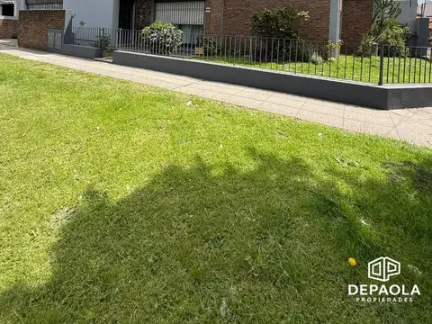 Venta barrio parque Casa 7 ambientes multifamiliar garage quincho