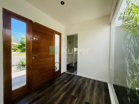 Casa 4 ambientes con 2 baños