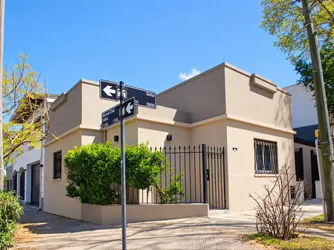 Casa Americana en esquina hecha a nuevo, lista para disfrutar