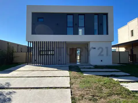 Casa en Venta con 2 cocheras