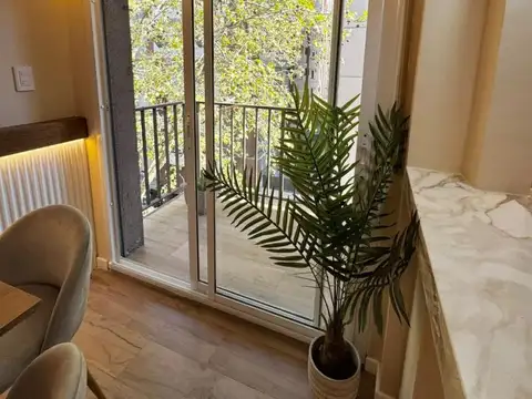 DEPARTAMENTO 1 AMBIENTE RECICLADO CON BALCON A LA CALLE, PLAZA MITRE / A.C.A.