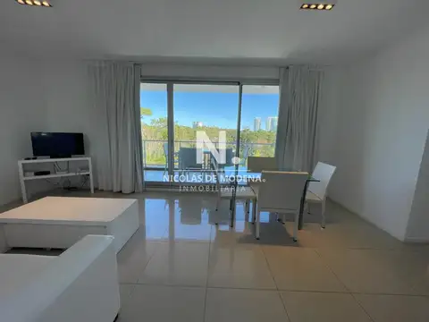 Vende espectacular departamento con hermosa vista, de 2 dormitorios en Punta del Este.