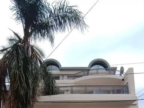 EXCELENTE PISO UNICO DE 4 AMB EN 2 PLANTA CON GRAN PATIO QUINCHO