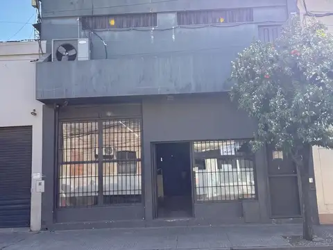Propiedad comercial (importante local en 2 plantas + galpón) en VENTA en Buenos Aires al 800, SMT