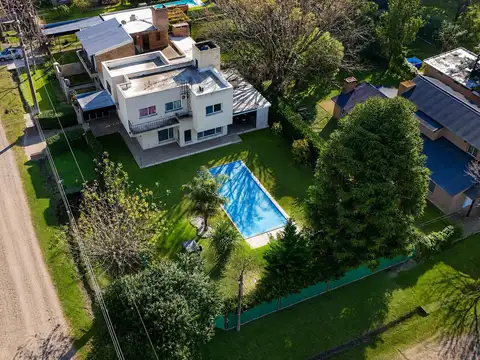 Casa 5 ambientes con 2 baños