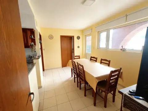 Casa 6 ambientes con 2 baños
