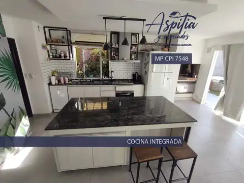 Casa 6 ambientes con 2 baños