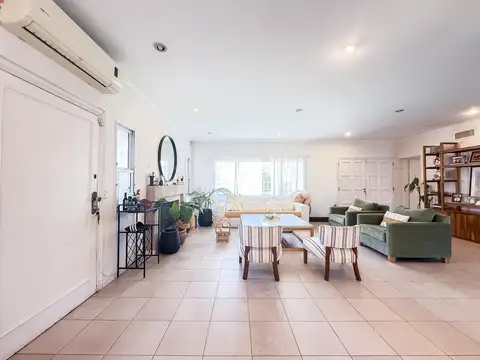 Casa en Alquiler con 2 cocheras