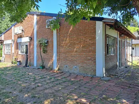 Casa 8 ambientes con 2 baños