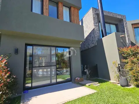 Casa tipo duplex en venta en Pilar, Barrio Los Cipreses 100