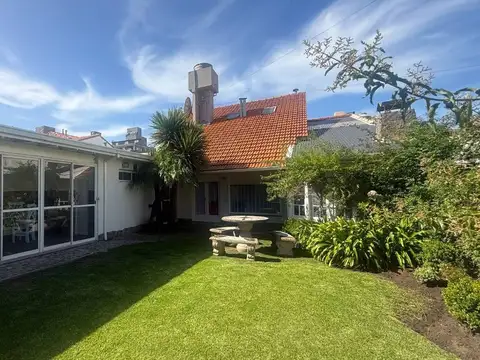 Casa 7 ambientes con 2 baños