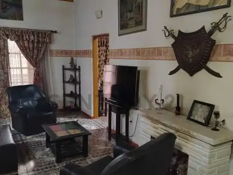 EN  VENTA IMPECABLE RESIDENCIA DE 8 AMBIENTES EN SAN MIGUEL-SUITE DE LUJO Y PILETA CLIMATIZADA