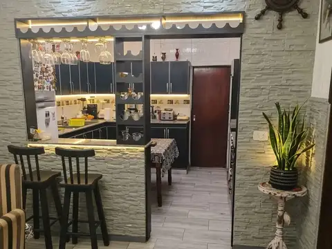 VENTA CASA de 5 Dormitorios con Pileta Climatizada, Quincho y Gran Altillo.