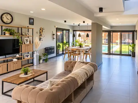 Casa Minimalista de 3 o más dormitorios - Cocheras - Pileta - Quincho
