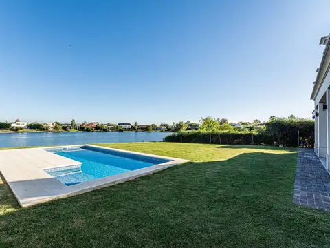 VENTA CASA A LA LAGUNA EN SAN BENITO CON PISCINA
