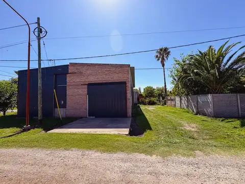 Propiedad con casa + 2 galpones en Susana