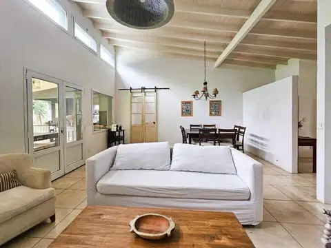 Casa en Venta con 2 cocheras