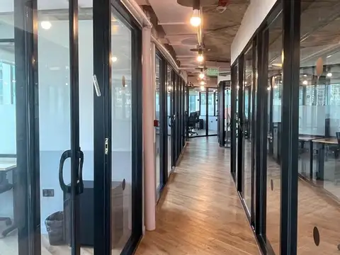 Excelente oficina de 1000m2 dividida y equipada c/8 cocheras