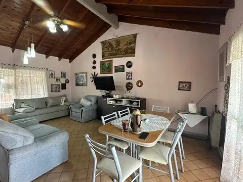 Casa con locales a la venta en Don Torcuato