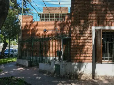 Casa en Venta 3 dormitorios con patio, cochera  y parrillero en Alberdi