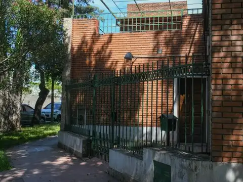 Casa en Venta 2 dormitorios con patio, cochera  y parrillero en Alberdi