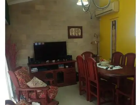 Casa 6 ambientes con 2 baños