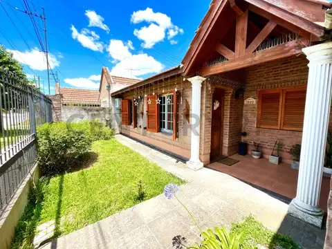 Venta Casa 4 ambientes con Cochera - Lujan APTO CREDITO