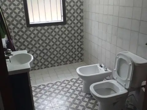 Casa 11 ambientes con 2 baños
