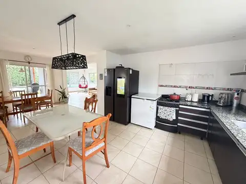 Casa 5 ambientes con 3 baños