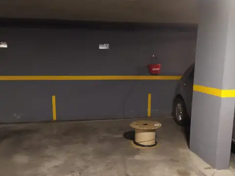 COCHERA AMPLIA TECHADA EN EDIFICIO CON PORTON AUTOMATICO
