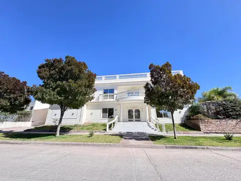 OPENHOUSE vende casa de categoría en Barrio La Bastilla