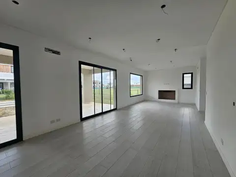Casa en Venta con 3 cocheras