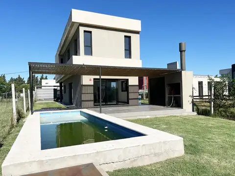 Casa en VENTA / 3/4 Dormitorios - 489 e/ 133 y 134 - J. Gorina