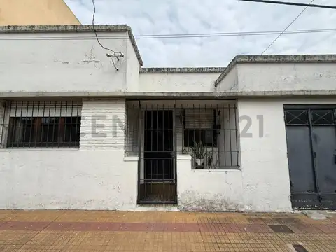 134 y 60 - Casa en venta de 2 dormitorios y cochera - La Plata