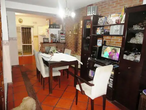 Casa 4 ambientes con 2 baños