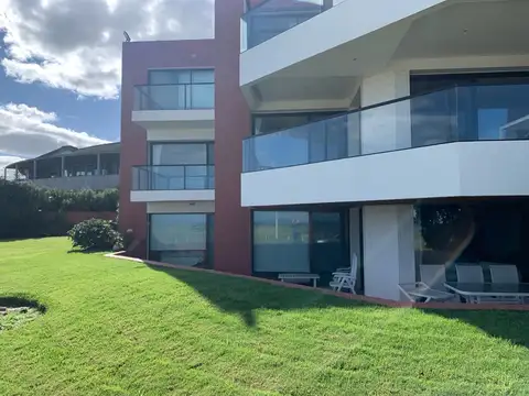 Departamento  en Venta 3 suites y dependencia frente al mar en Manantiales, Punta del Este