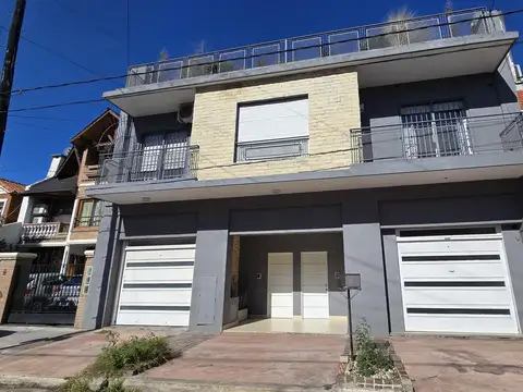 PH DE 3 AMBIENTES EN PLANTA BAJA CON COCHERA, FONDO, JARDIN O GRAN PATIO EN VENTA. RAMOS MEJIA