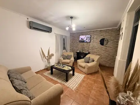 Casa al frente con Dpto. Interno.