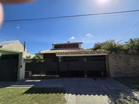 VENTA CASA 4 AMBIENTES C/PATIO, BERNAL.