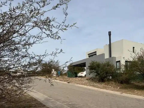 LOTE EN COLINAS DE LA DESEADA