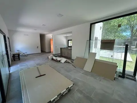 Venta casa 4 ambientes con galeria techada y parrilla - Barrio Haras del Sol, Pilar