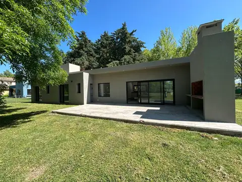 Venta casa 4 ambientes con galeria techada y parrilla - Barrio Haras del Sol, Pilar