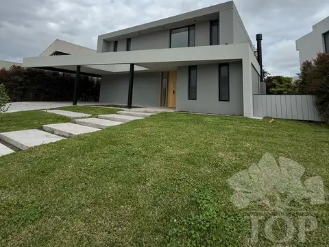 Laguna Grande, Villanueva, Av. Italia al 4400