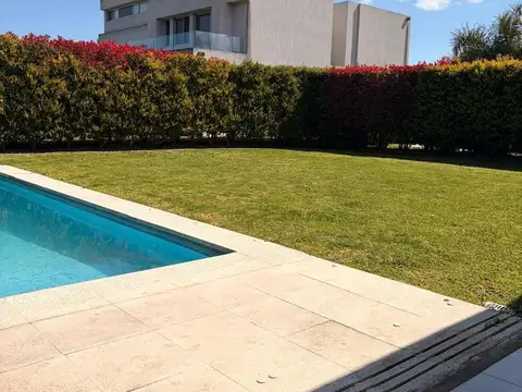 Casa en Venta con 3 cocheras