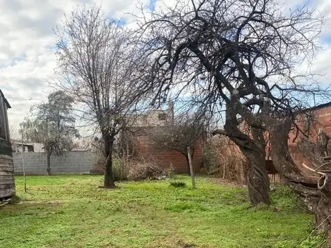 Casa en venta sobre dos Lotes de 10x30 Perito Moreno 33