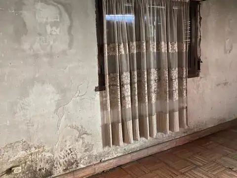 Casa en venta sobre dos Lotes de 10x30 Perito Moreno 33